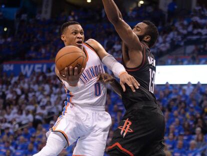 Westbrook trata de superar la oposici&oacute;n de Harden.