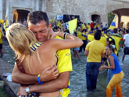 Imagen de archivo en la que una pareja de aficionados del Cádiz C.F. se abraza emocionada en la fuente de Puertas de Tierra tras el ascenso de 2005.