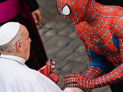 Un hombre con un disfraz del personaje Spider-Man, que actúa en hospitales para niños enfermos, entrega una máscara al papa Francisco al final de la audiencia general semanal, en el Vaticano.