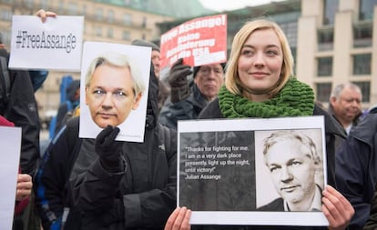 Protesta por la liberación del ciberactivista australiano Julian Assange, frente a la Puerta de Brandenburgo, este miércoles en Berlín.