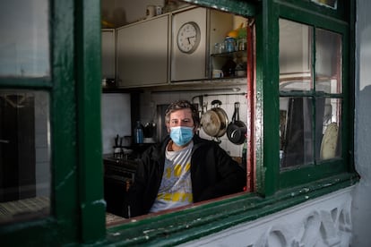 Pablo, en su vivienda de Pontevedra donde está confinado por positivo covid.