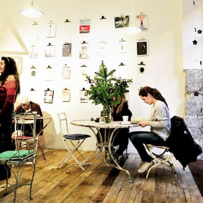 Más que una tienda o un café se trata de un espacio montado primorosamente por Lucía Ruiz-Rivas donde se vende moda de diseñadores no convencionales, muebles y accesorios de decoración para el hogar, detalles de papelería y revistas difíciles de encontrar. Además, sus paredes blancas de ladrillo visto funcionan como sala de exposiciones para creadores emergentes. En este espacio donde todo se puede ver y comprar hay dos mesas para tomarse una pausa, un café o un té. Antes había tres mesas, pero una se vendió. Es la filosofía de Do: todo en movimiento.  » Fernando VI, 13. Madrid. www.dodesign.es