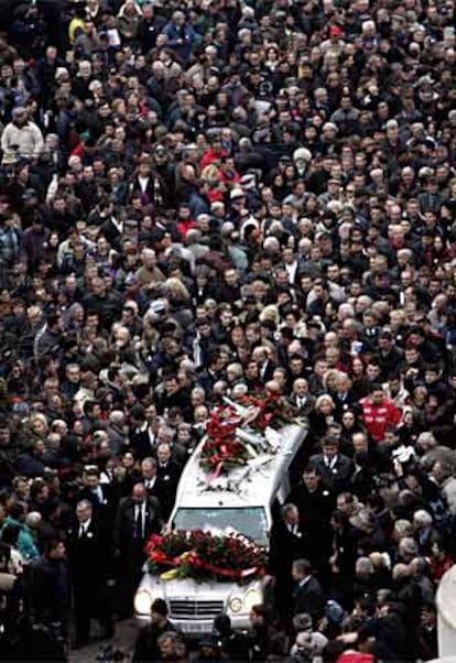 Una multitud acompaña al coche fúnebre de Milosevic en dirección a su casa familiar, en la localidad de Pozarevac.