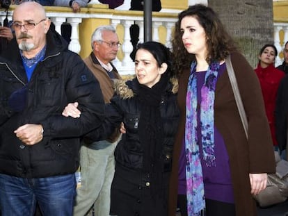 La madre de Miriam, Gema María Cuerda, en el centro, en el entierro oficiado esta mañana.