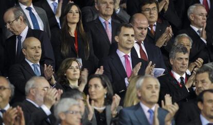 El príncipe Felipe aplaude el himno en la final de 2012, en el Calderón.