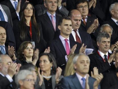 El príncipe Felipe aplaude el himno en la final de 2012, en el Calderón.