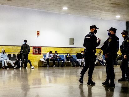 La policía custodia a un grupo de inmigrantes en el aeropuerto de Gran Canaria en abril de 2021.