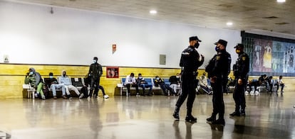 La policía custodia a un grupo de inmigrantes en el aeropuerto de Gran Canaria en abril de 2021.