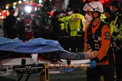 El departamento de bomberos del distrito de Yongsan ha explicado que de los aproximadamente 100 heridos, al menos 25 estaban recibiendo maniobras de “resucitación”, por lo que el número de víctimas mortales podría ser todavía más elevado.
