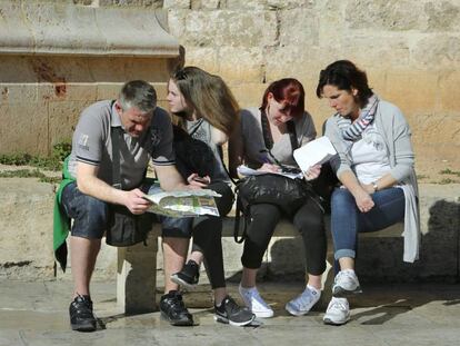Un grupo de turistas estudia los planos de Valencia. 