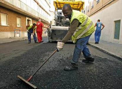 Un obrero de los que trabajan reasfaltando algunas calles de Madrid.
