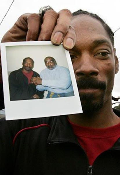 El caso de Williams ha ocupado día tras día las portadas de los rotativos de California y del resto del país, espoleado en parte por personajes de renombre como el actor Jamie Foxx, el reverendo Jesse Jackson o la estrella del rap Snoop Dogg. En la foto, Snoop Dogg muestra una foto de él con el condenado cuando eran compañeros de celda.