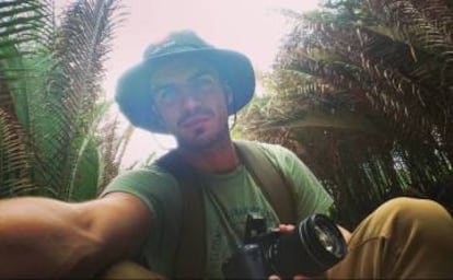 "Nunca fui muy de gorritos.. Pero este, entre safari y 'vietcong' tiene su punto", comparte el actor Maxi Iglesias en su cuenta de Instagram. Este modelo en la jungla, vale; pero no en un sitio de costa, Maxi.