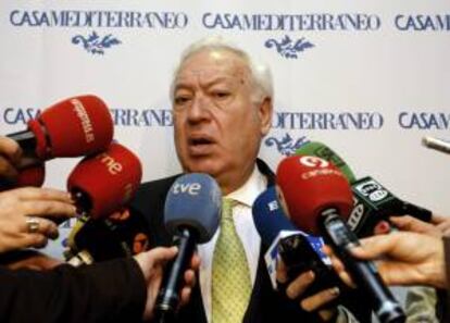 El ministro de Asuntos Exteriores, José Manuel García-Margallo, atiende hoy a los medios a su llegada a la inauguración de la jornada "La Seguridad en el Mediterráneo tras la Cumbre de Chicago. Una nueva organización para la OTAN" en Valencia.