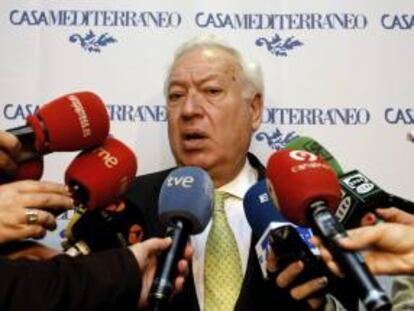 El ministro de Asuntos Exteriores, José Manuel García-Margallo, atiende hoy a los medios a su llegada a la inauguración de la jornada "La Seguridad en el Mediterráneo tras la Cumbre de Chicago. Una nueva organización para la OTAN" en Valencia.