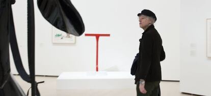 El músico Bob Geldof en su recorrido de hoy por las salas del Museo Guggenheim Bilbao.