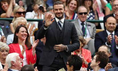 David Beckham saluda a los espectadores desde la grada de Wimbledon.