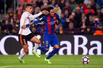 Neymar Santos del FC Barcelona, lucha por el balón con Joao Cancelo.