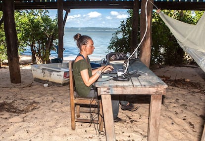 A bióloga Cristiane Costa Carneiro, técnica de gestão ambiental do Ideflor-bio, em seu “escritório” na base de fiscalização do Tabuleiro do Embaubal