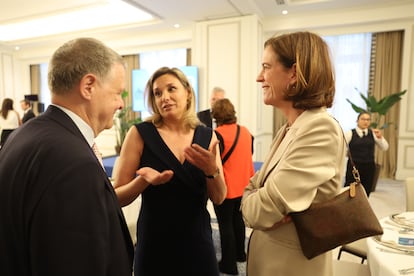 El exministro y expresidente de Red Eléctrica Jordi Sevilla; la directora de CincoDías y subdirectora de El País, Amanda Mars, y la presidenta de la Asociación Española de Banca (AEB), Alejandra Kindelán.