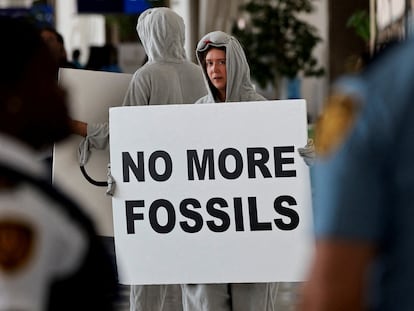 Un activista pide el fin de los combustibles fósiles en la COP28.