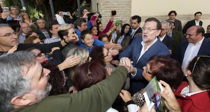 Rajoy saluda a los vecinos de Lorca en su visita a Murcia.