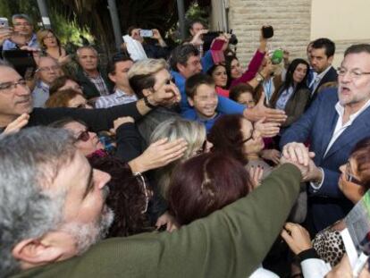 Rajoy saluda a los vecinos de Lorca en su visita a Murcia.