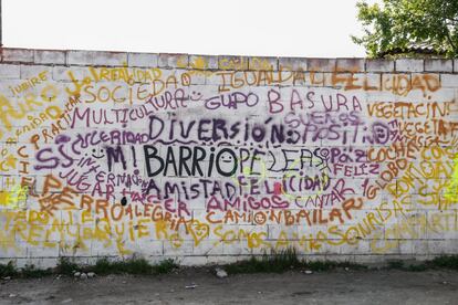 Un mural realizado por los niños de la barriada sobre la tapia de un edificio ya demolido.