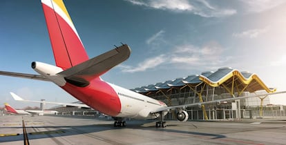 Un avión de Iberia aparcado en la T4 del aeropuerto Adolfo Suárez Madrid-Barajas