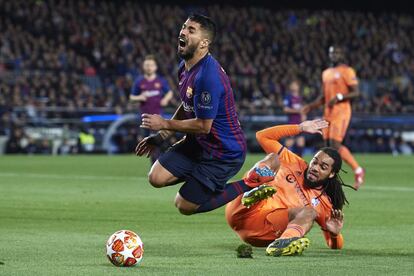 Luis Suárez cae al suelo durante una jugada con Jason Denayer.