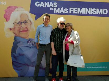 Íñigo Errejón junto al cineasta Pedro Almodóvar y la alcaldesa y candidata de Más Madrid, Manuela Carmena.