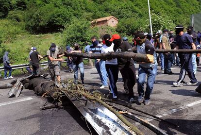 Barricada de troncos y neumáticos. Los trabajadores de la minería han realizado hoy nuevos cortes en autovías y carreteras de León y Asturias. En la foto, un grupo de mineros durante el corte que protagonizaron en la A-66 (Asturias-León) en Campomanes.