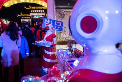 Vendedoras robot con inteligencia artificial en China.