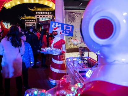 Vendedoras robot con inteligencia artificial en China. 