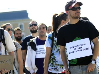 Protesta en Madrid de un grupo de j&oacute;venes bajo el lema: &quot;La juventud busca un futuro&quot;, en junio de 2013. 