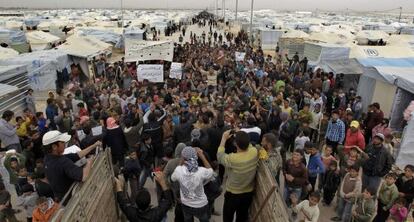 Refugiados sirios participan en una manifestaci&oacute;n en el campo de refugiados de Zaatari para pedir a la comundiad internacional que arme a los rebeldes sirios. 