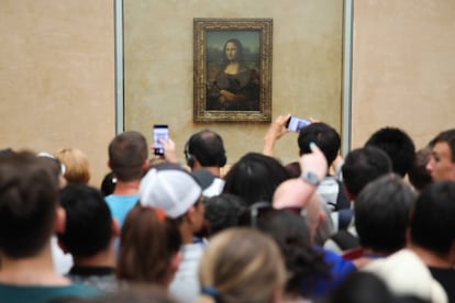 Numerosos turistas, ante la Gioconda, en el Museo del Louvre de París.