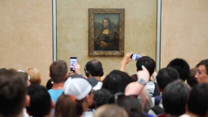 Numerosos turistas, ante la Gioconda, en el Museo del Louvre de París.
