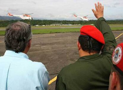 El presidente de Venezuela, Hugo Chávez, y el ex presidente de Argentina Nestor Kirchner miran, el pasado 28 de diciembre, la salida de helicópteros desde Venezuela hacia Villavicencio.