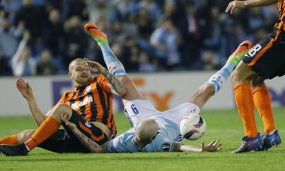 Acción en la que el Celta pidió penalti de la zaga ucraniana sobre Guidetti.