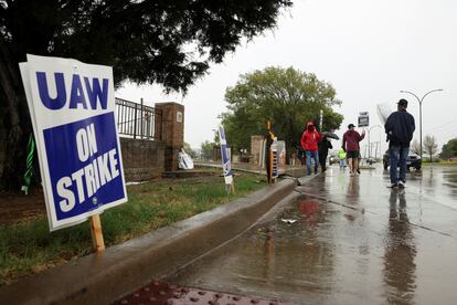 United Auto Workers (UAW) members strike at a General Motors assembly plant that builds the U.S. automaker's full-size sport utility vehicles, in another expansion of the strike in Arlington, Texas, U.S. October 24, 2023