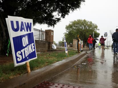 United Auto Workers (UAW) members strike at a General Motors assembly plant in Arlington, Texas, U.S. October 24, 2023.