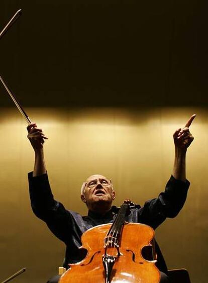 Mstislav Rostropóvich, en el teatro de la Maestranza, de Sevilla, en septiembre de 2004.