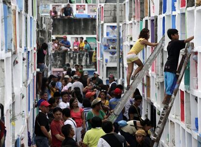 El cementerio de Paranaque en la ciudad de Manila (Filipinas) recibe la visita de miles de personas que llegan para honrar a sus muertos.