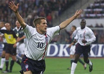 Michael Owen celebra un gol que marcó a Alemania en el Mundial de Corea y Japón de 2002.