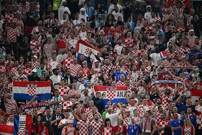 Aficionados croatas en las gradas del estadio Lusail durante el partido de semifinales del Mundial de Qatar entre Argentina y Croacia. 