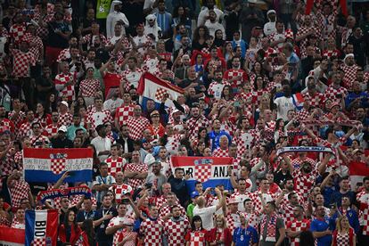 Aficionados croatas en las gradas del estadio Lusail durante el partido de semifinales del Mundial de Qatar entre Argentina y Croacia.