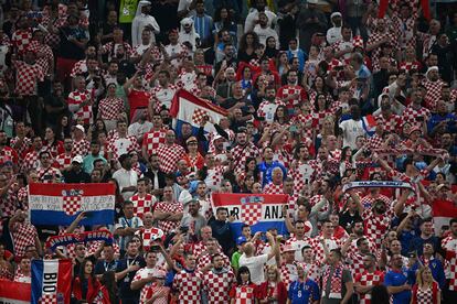 Aficionados croatas en las gradas del estadio Lusail durante el partido de semifinales del Mundial de Qatar entre Argentina y Croacia. 