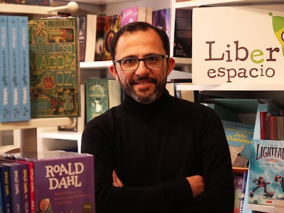 Pedro Vaquero pasó de ser un alto ejecutivo a escribir cuentos infantiles. Hace dos años, creó una ONG.