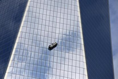 Dos trabajadores que limpiaban cristales en la nueva torre del World Trade Center de Nueva York quedaron suspendidos al desprenderse parte del cableado que sostenía su andamio colgante.